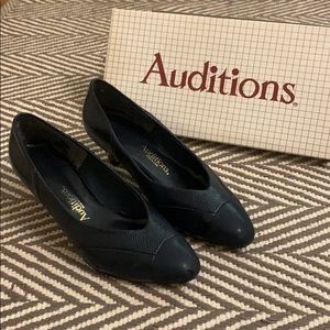 Vintage! Navy leather low heel pumps, size 8